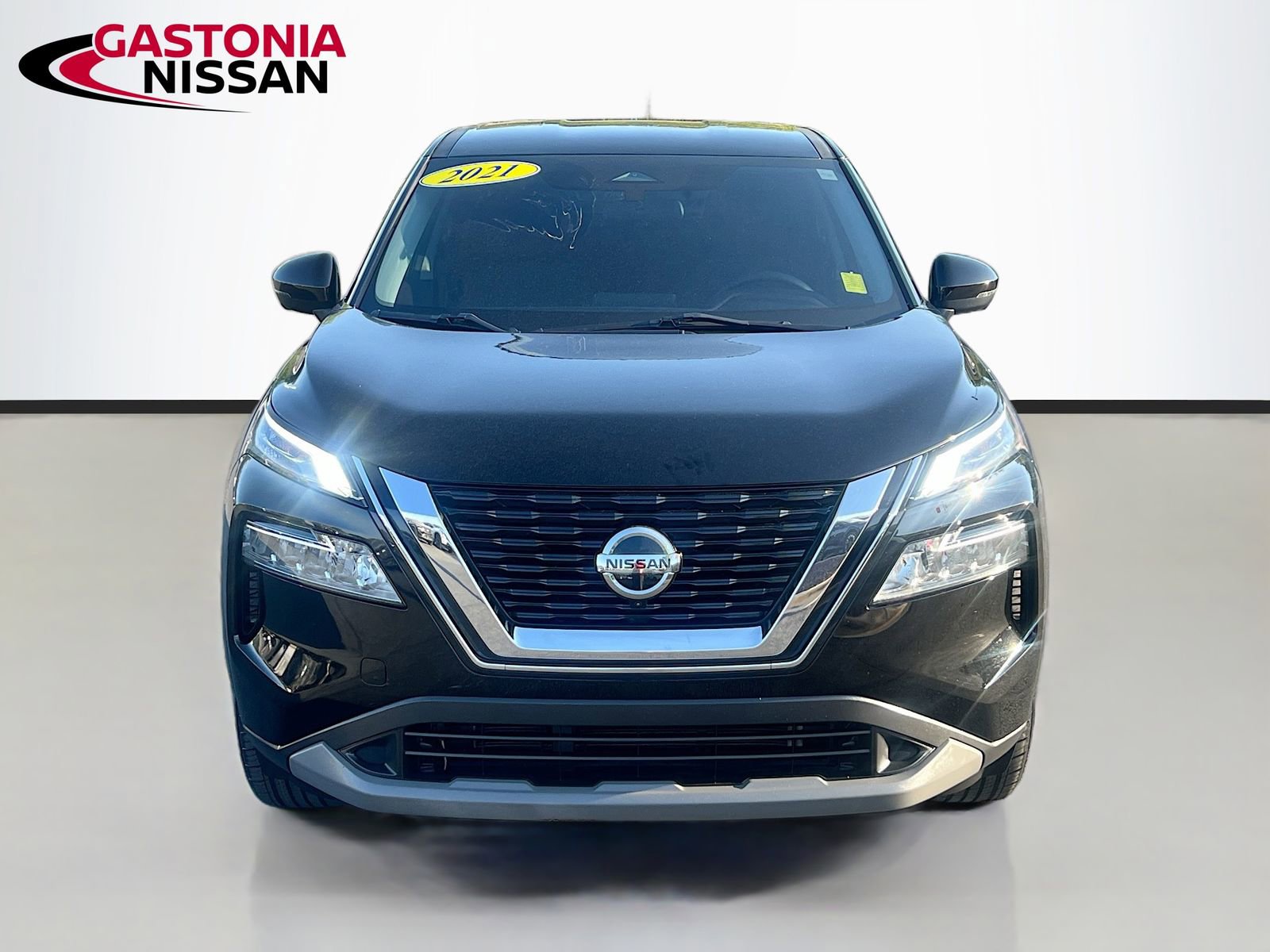 Used 2021 Nissan Rogue SV image 2