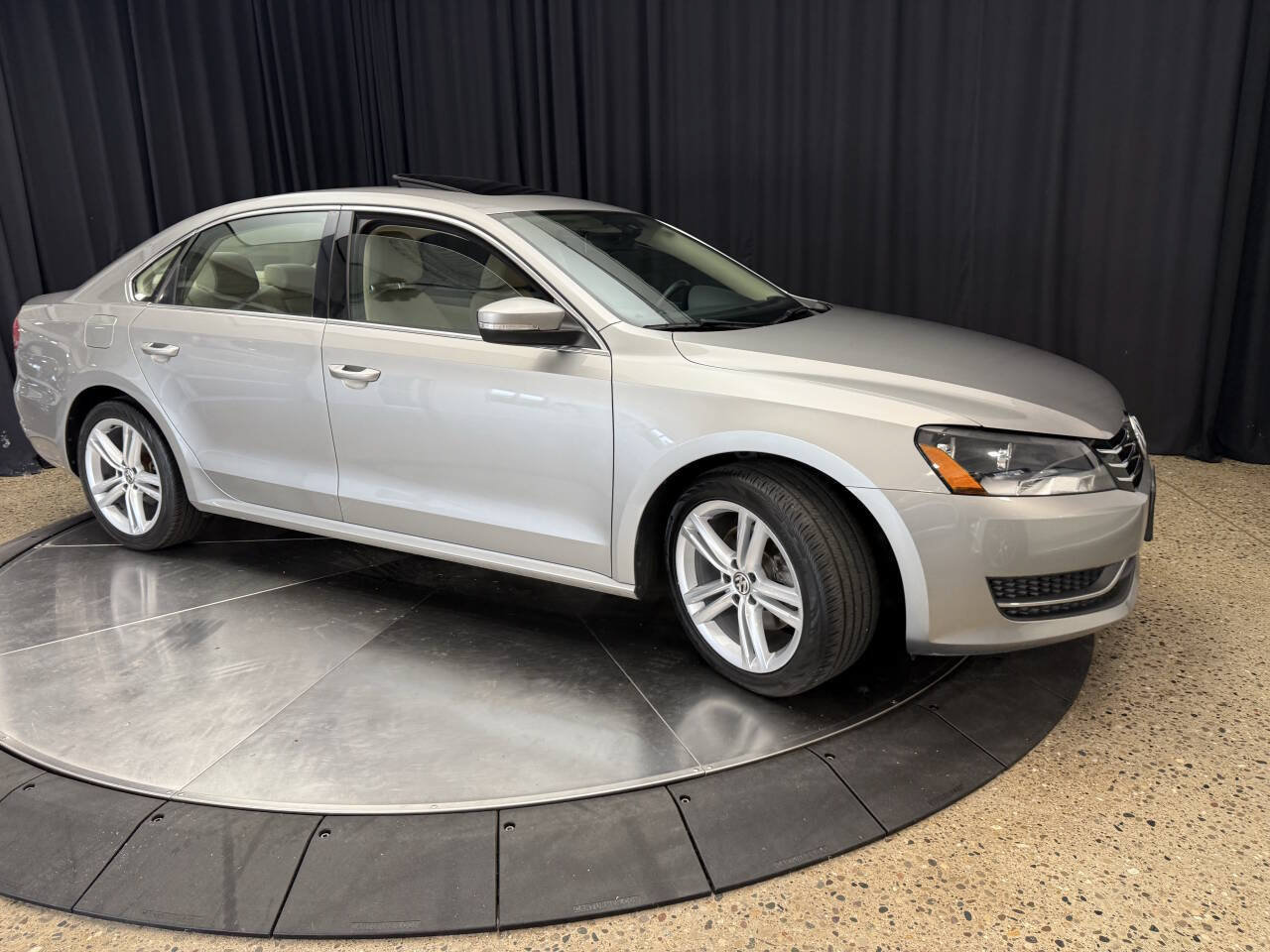 Used 2014 Volkswagen Passat 1.8T SE FWD image 6