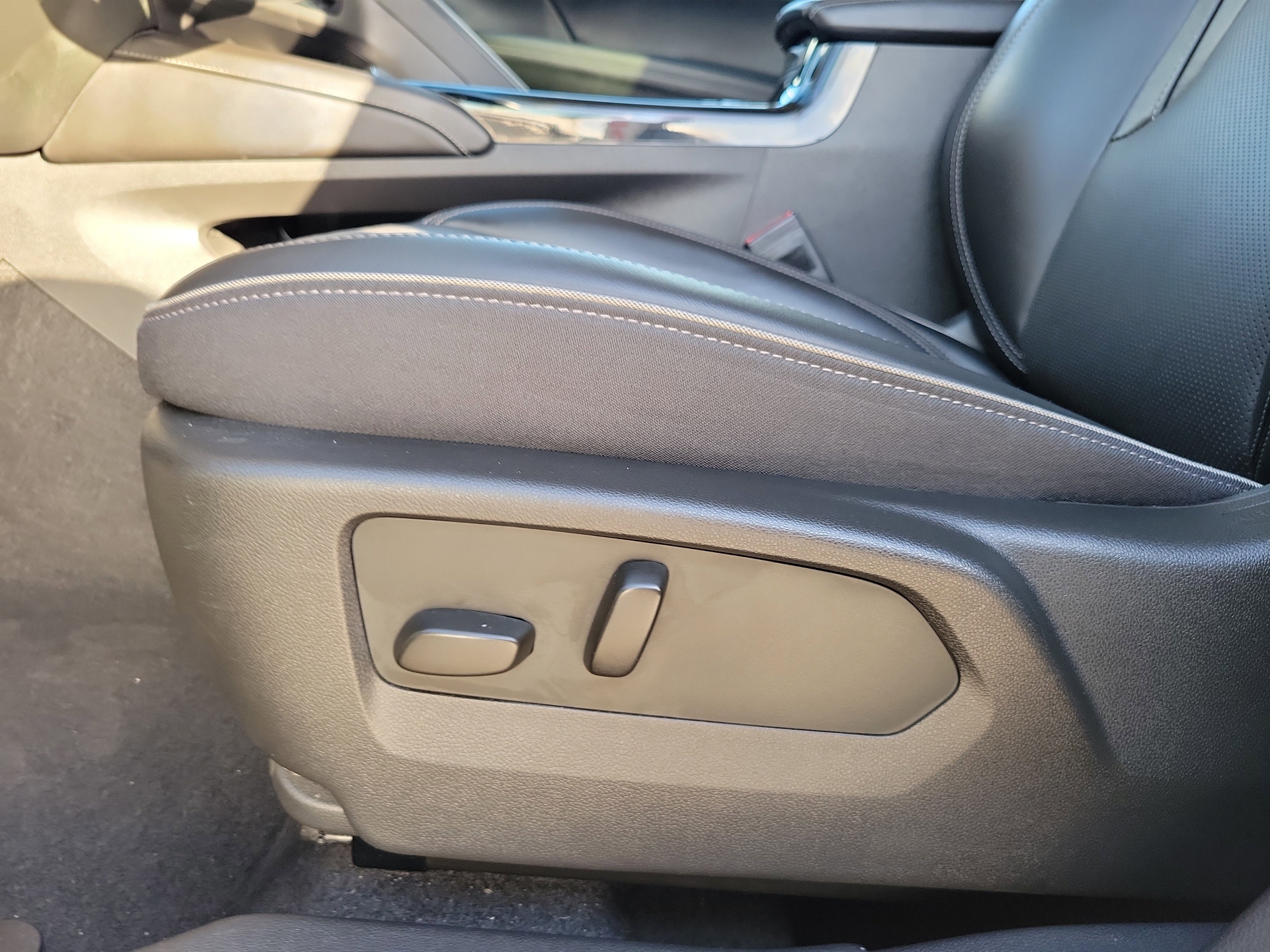 Used 2023 Buick Envision Essence image 12