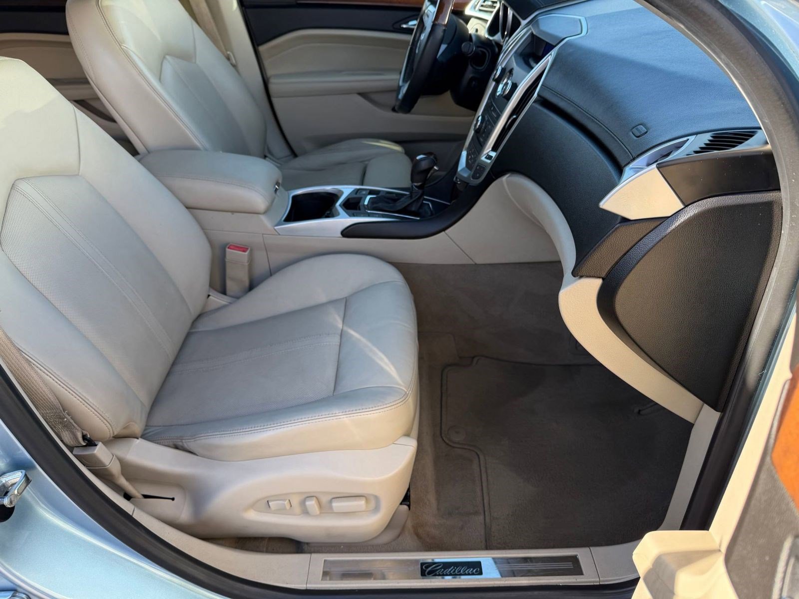 Used 2011 Cadillac SRX Luxury image 30