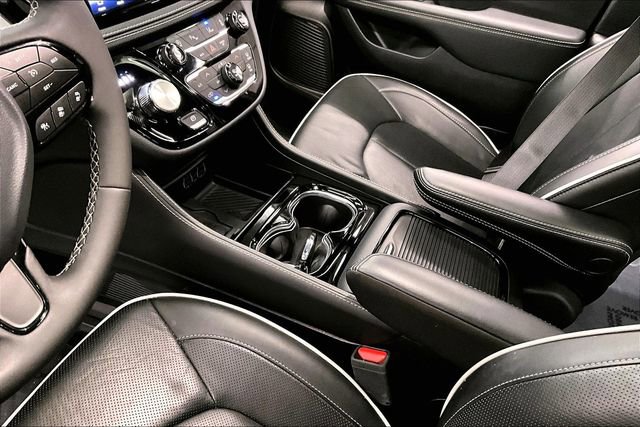 Used 2025 Chrysler Pacifica Limited image 15