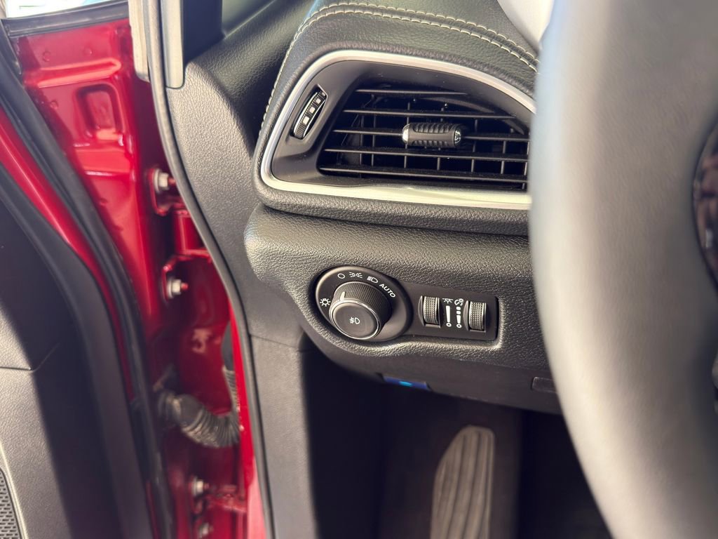 Used 2025 Chrysler Pacifica Limited image 27