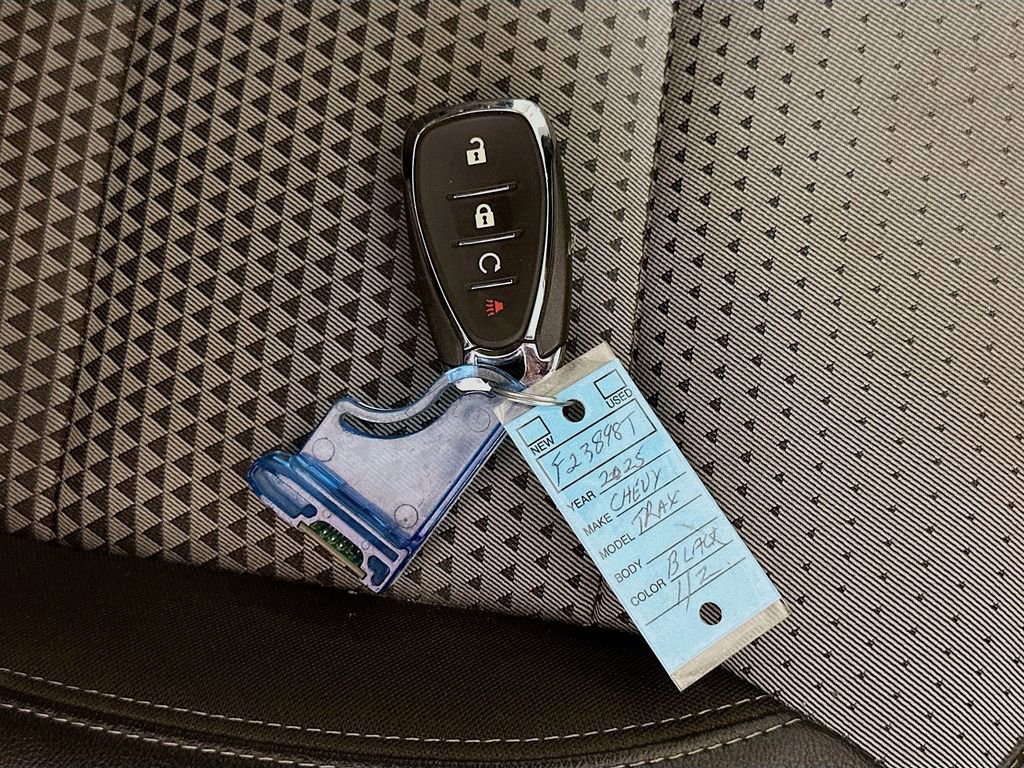 Used 2025 Chevrolet Trax LT w/ Driver Confidence Package image 36