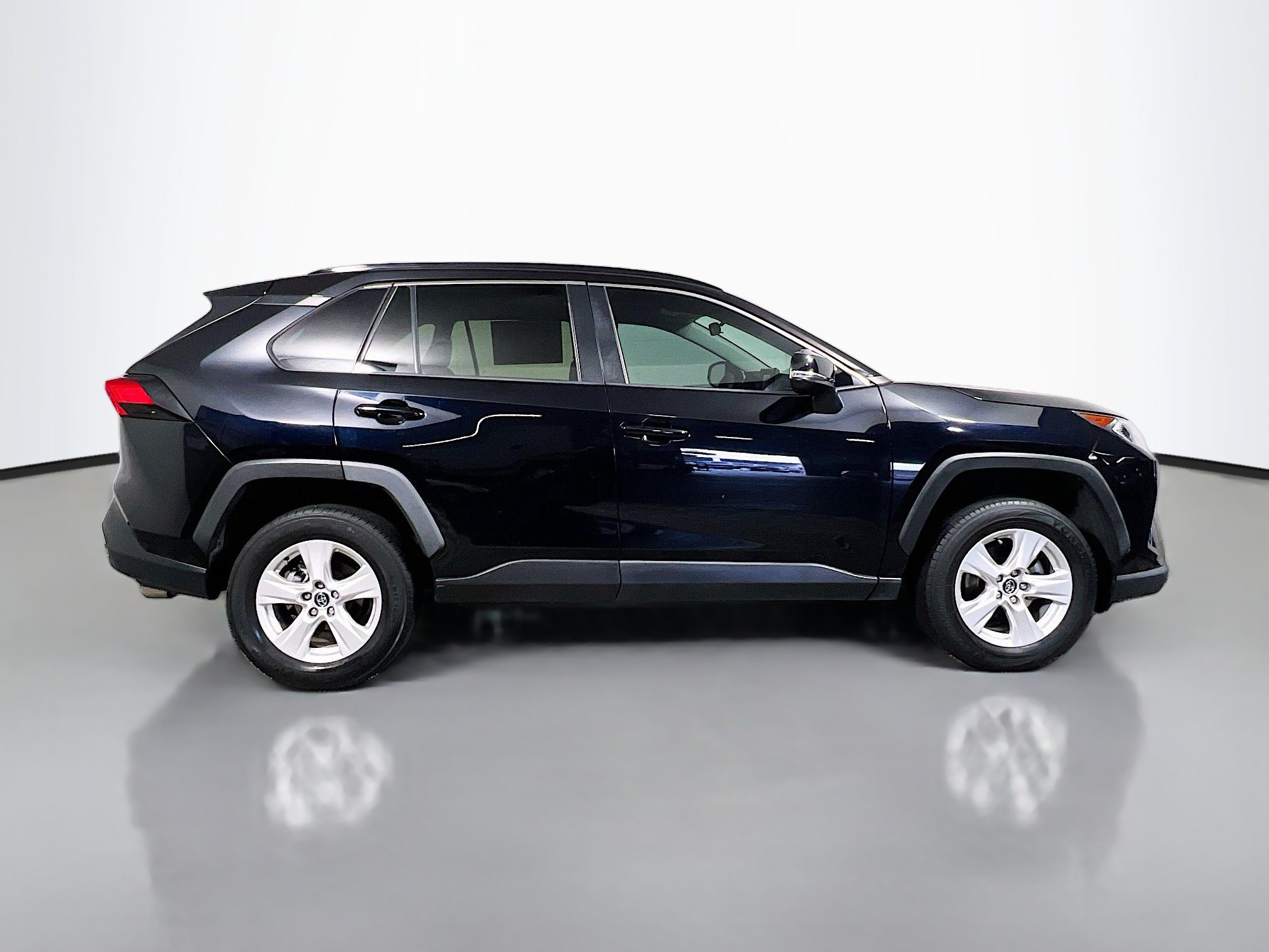 Used 2021 Toyota RAV4 XLE w/ Convenience Package FWD image 3