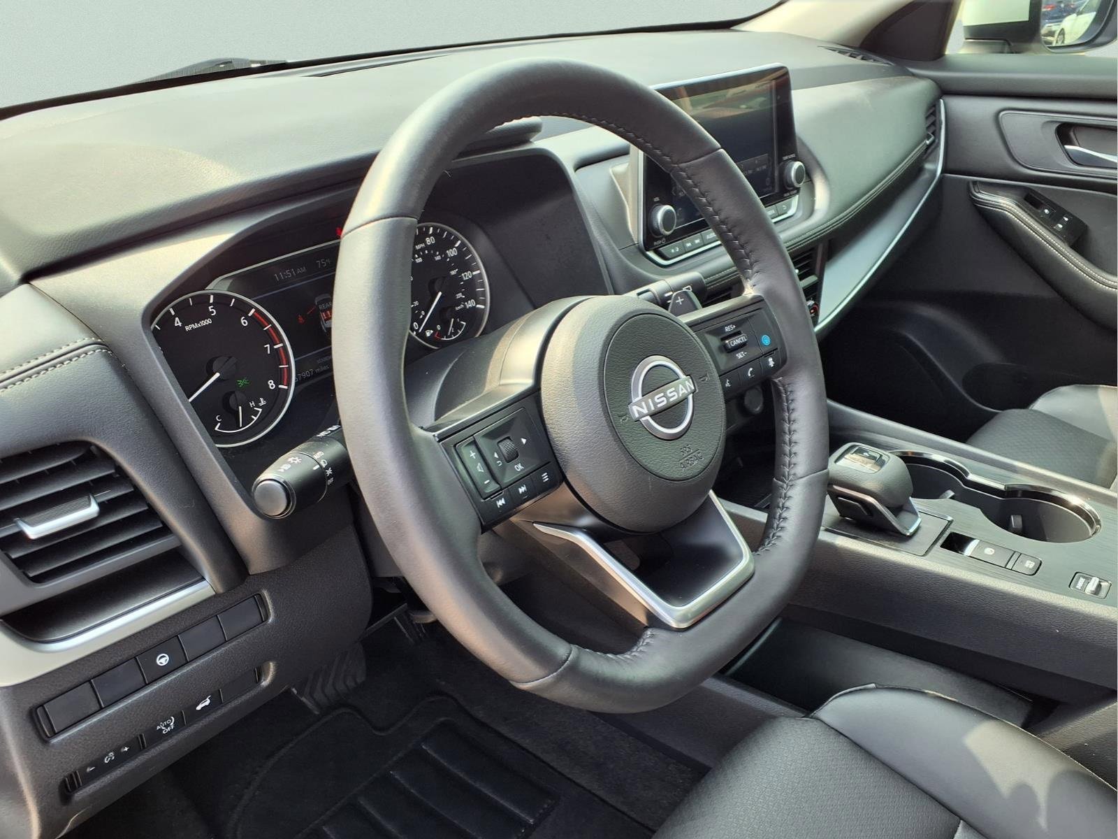 Used 2024 Nissan Rogue SV w/ SV Premium Package image 15