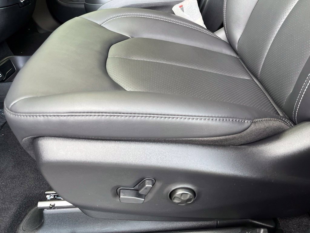 New 2027 Chrysler Pacifica Select FWD image 24