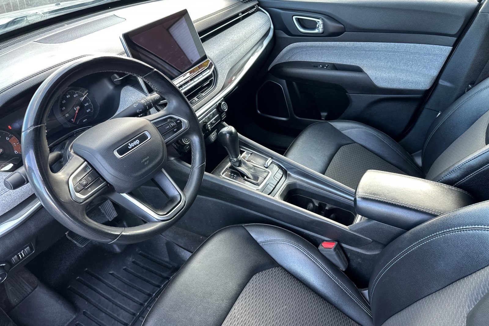 Used 2024 Jeep Compass Latitude image 9