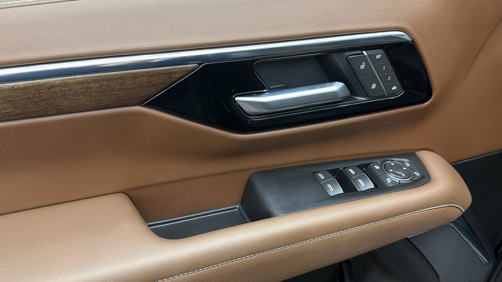 Used 2025 Chevrolet Tahoe High Country AWD/4WD image 30