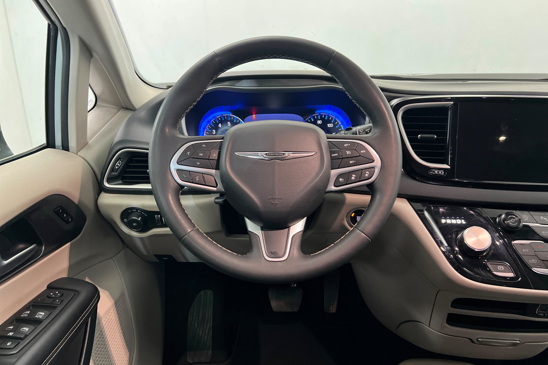Used 2024 Chrysler Pacifica Touring-L FWD image 12