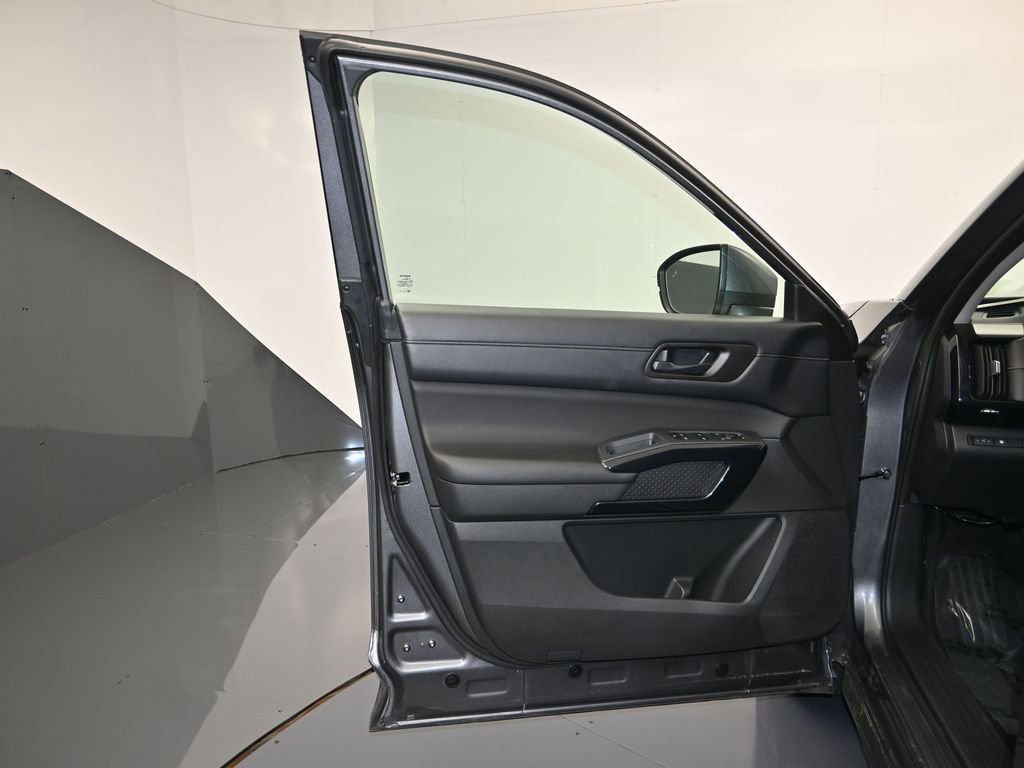 Used 2024 Nissan Pathfinder SV image 11