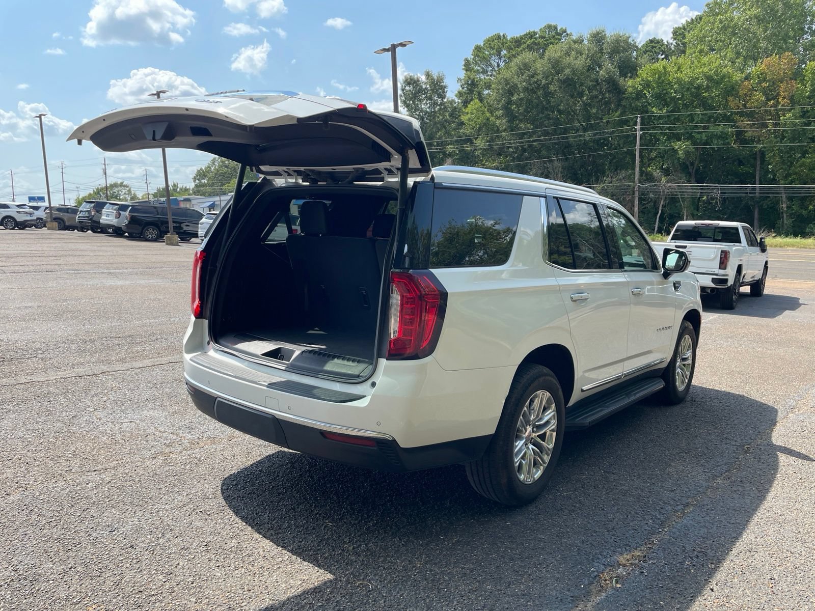 Used 2024 GMC Yukon SLT AWD/4WD image 34