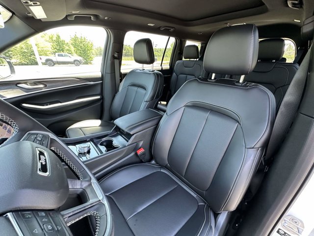 New 2026 Jeep Grand Cherokee L Limited w/ Luxury Tech Group II AWD/4WD image 17