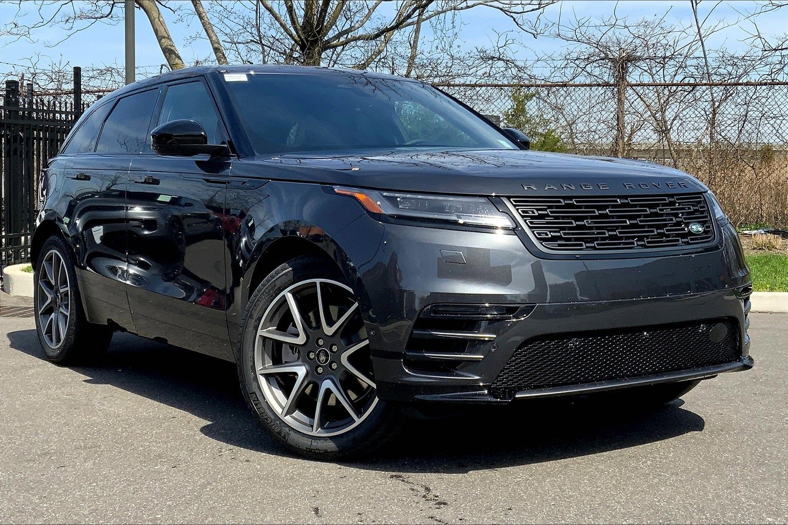 New 2026 Land Rover Range Rover Velar Dynamic SE image 2