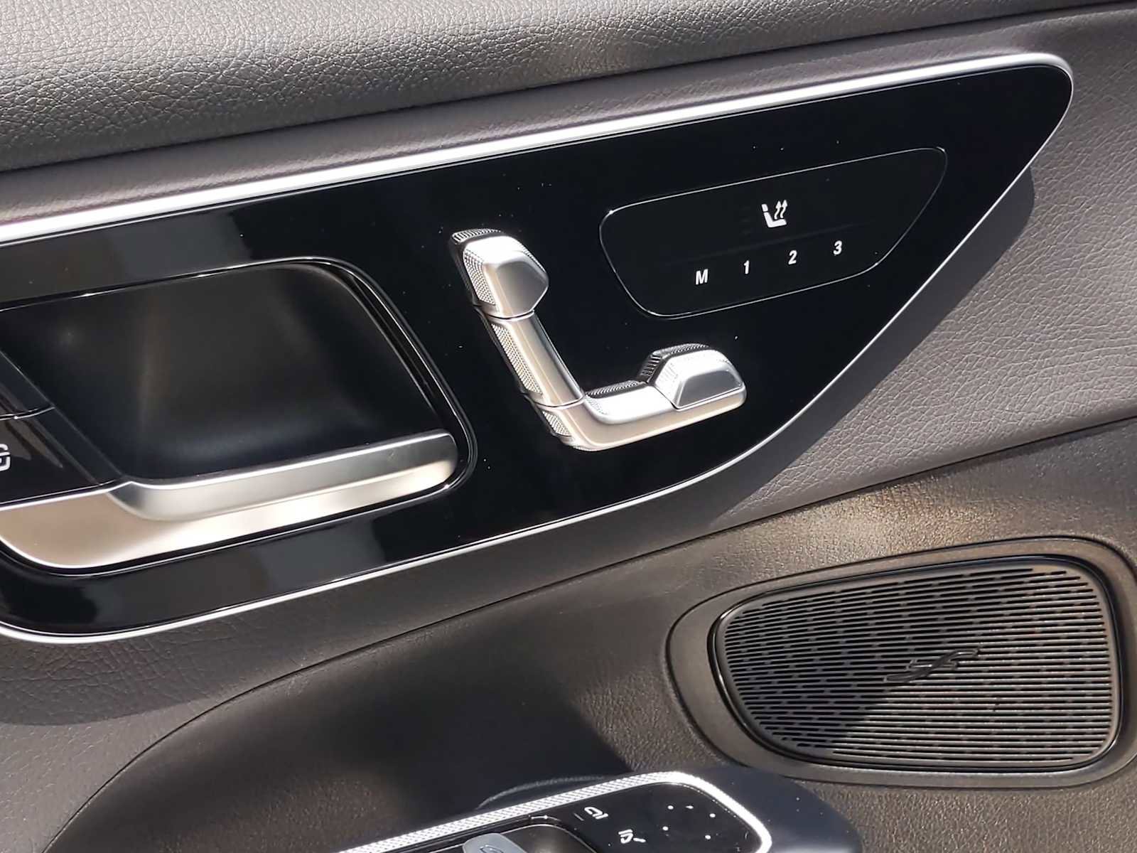 Used 2025 Mercedes-Benz GLC 300 4MATIC image 17