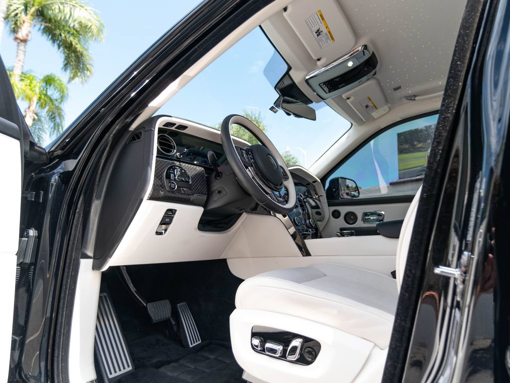 Used 2025 Rolls-Royce Cullinan Black Badge AWD/4WD image 25