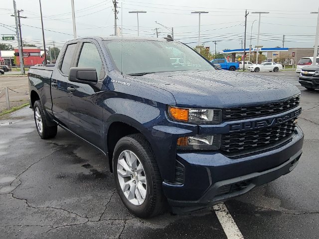 Used 2020 Chevrolet Silverado 1500 Custom w/ Custom Value Package AWD/4WD image 2