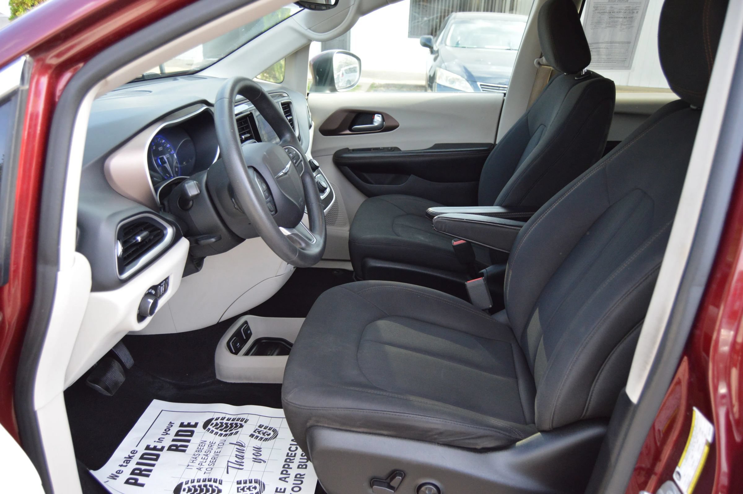 Used 2017 Chrysler Pacifica Touring FWD image 9