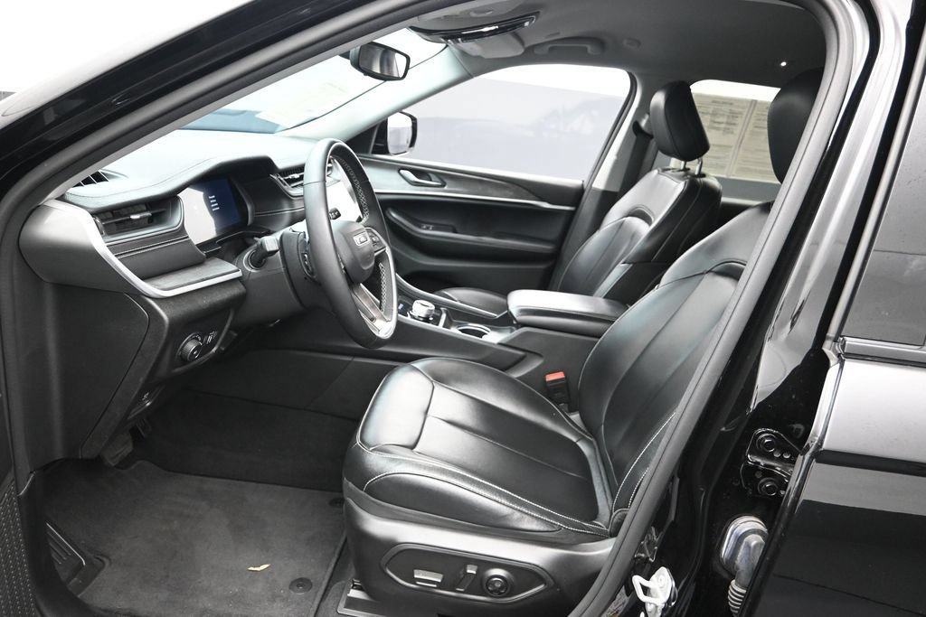 Used 2024 Jeep Grand Cherokee L Limited w/ Black Appearance Package RWD image 11