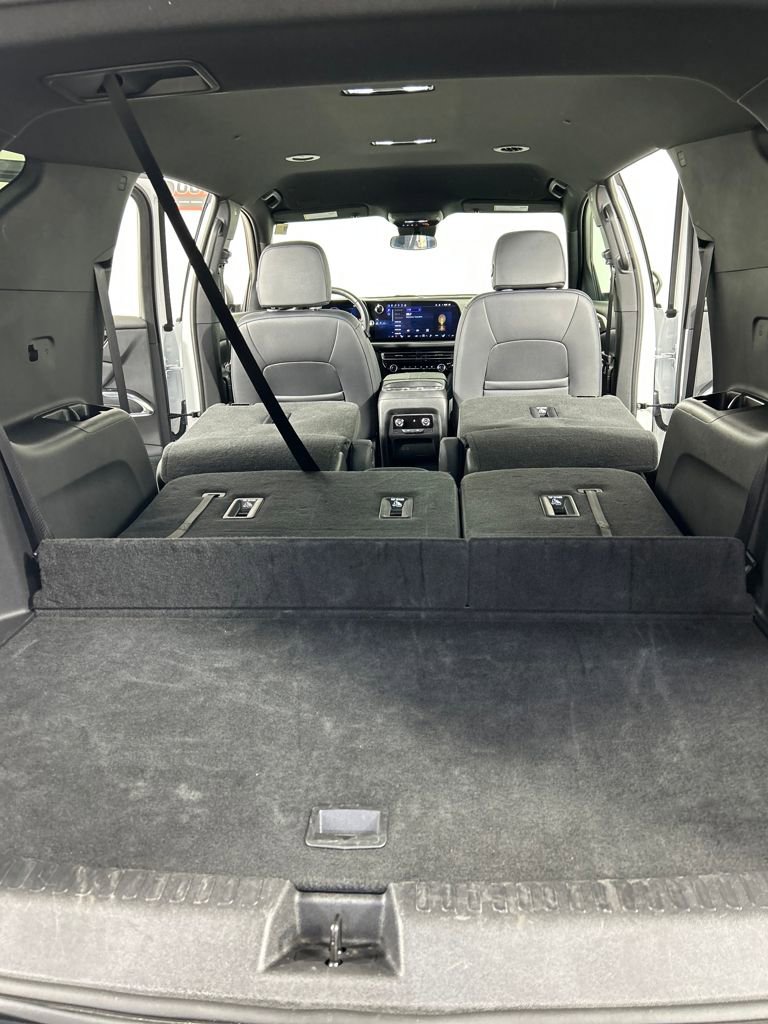 Used 2025 Chevrolet Traverse LT image 24