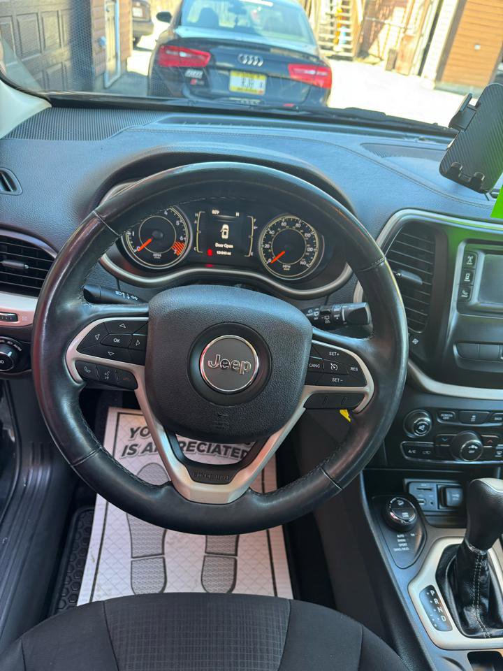 Used 2015 Jeep Cherokee Latitude w/ Cold Weather Group AWD/4WD image 9