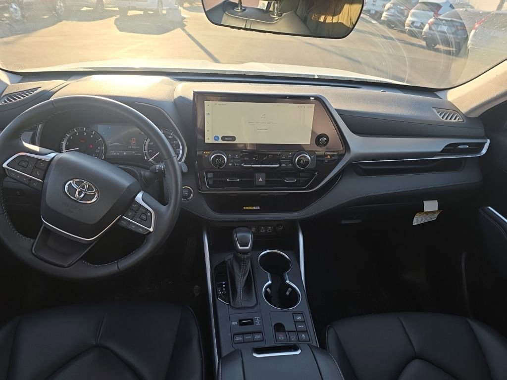 Used 2023 Toyota Highlander XLE image 12