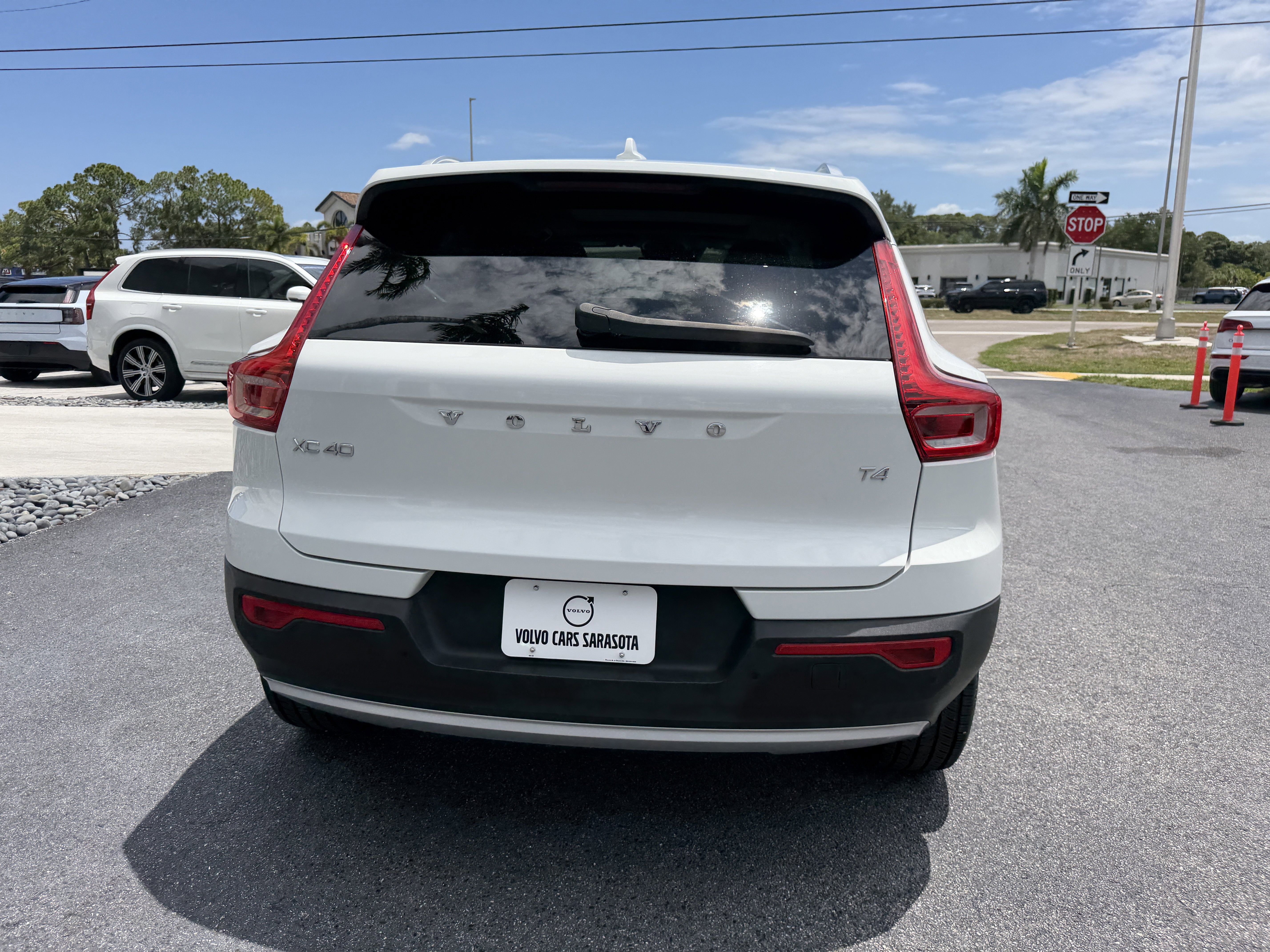 Used 2020 Volvo XC40 T4 Momentum FWD image 4