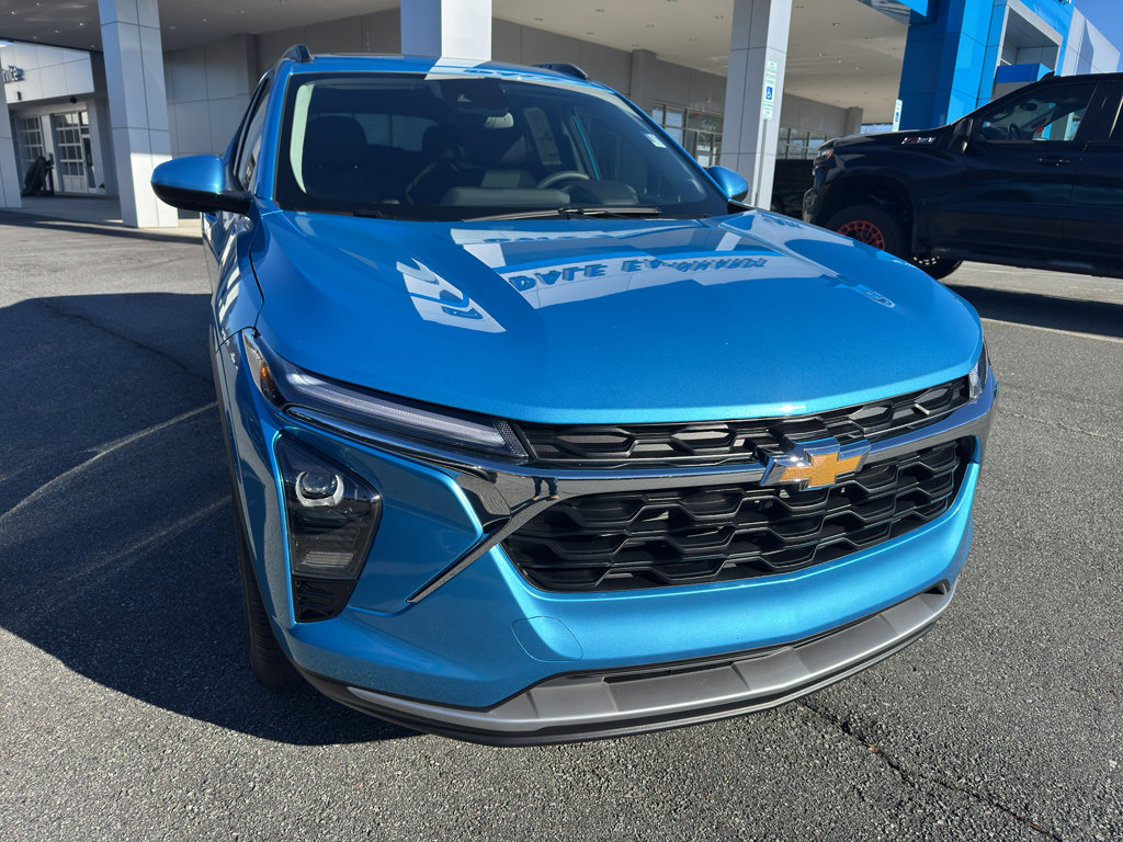 New 2026 Chevrolet Trax LT w/ Sunroof Package FWD image 2