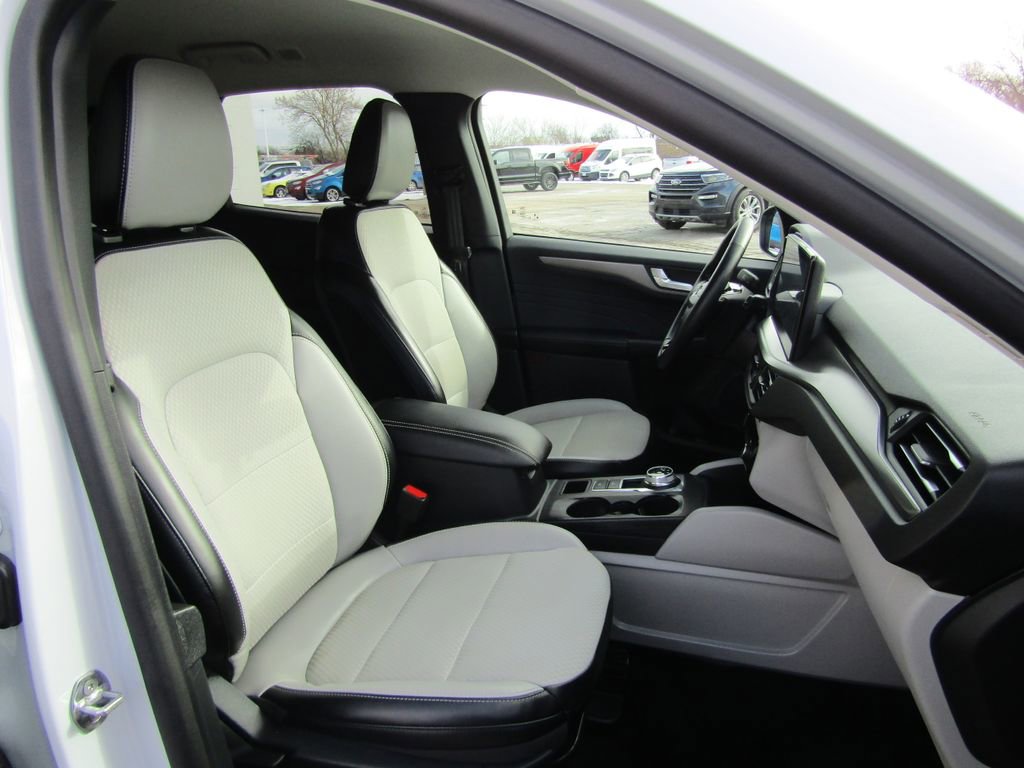 Used 2025 Ford Escape SE image 32