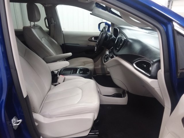 Used 2018 Chrysler Pacifica Touring-L image 16