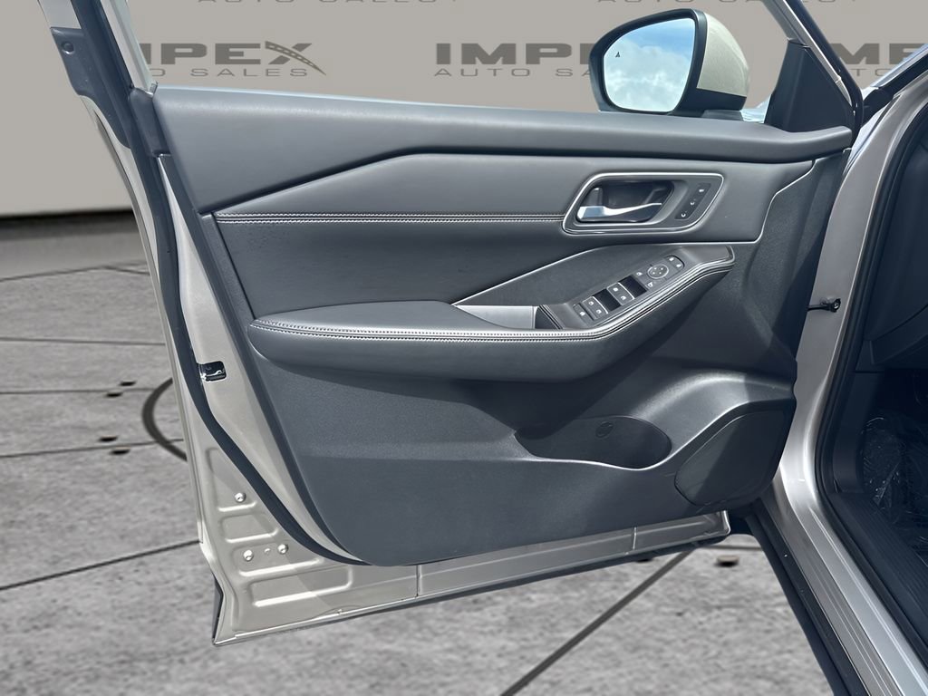 Used 2025 Nissan Rogue Platinum FWD image 29