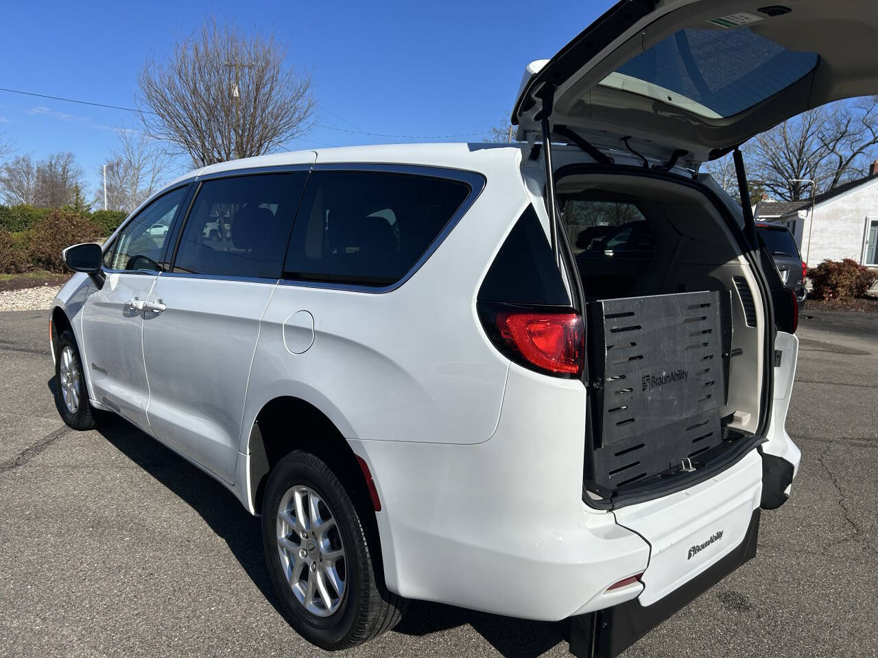 Used 2023 Chrysler Voyager LX FWD image 8