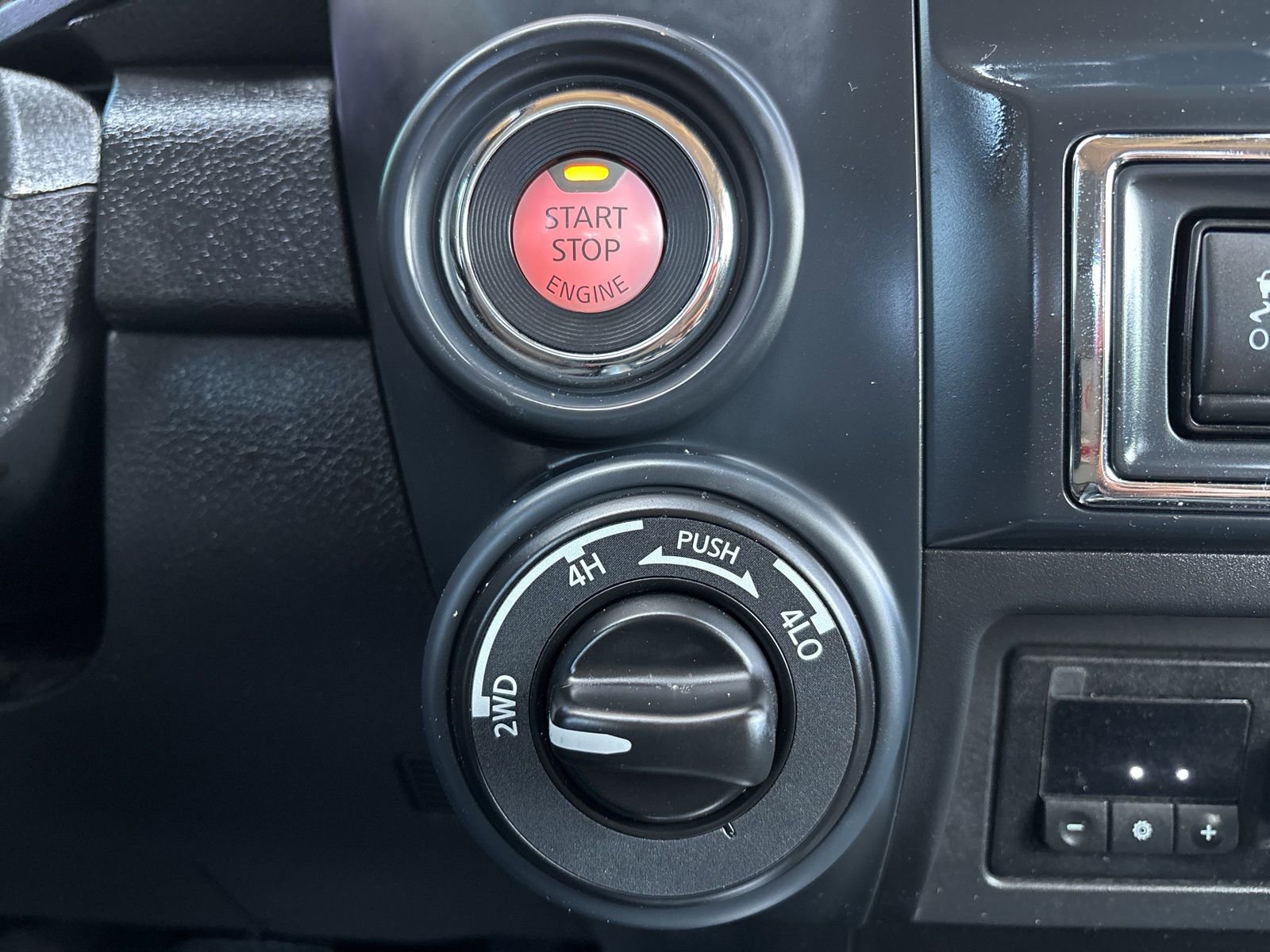 Used 2023 Nissan Titan SV w/ SV Convenience Package image 18