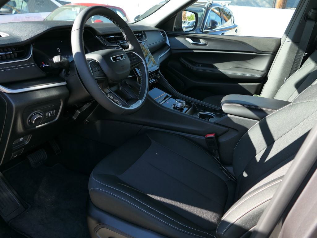 Used 2025 Jeep Grand Cherokee L Laredo w/ Luxury Tech Group I image 9