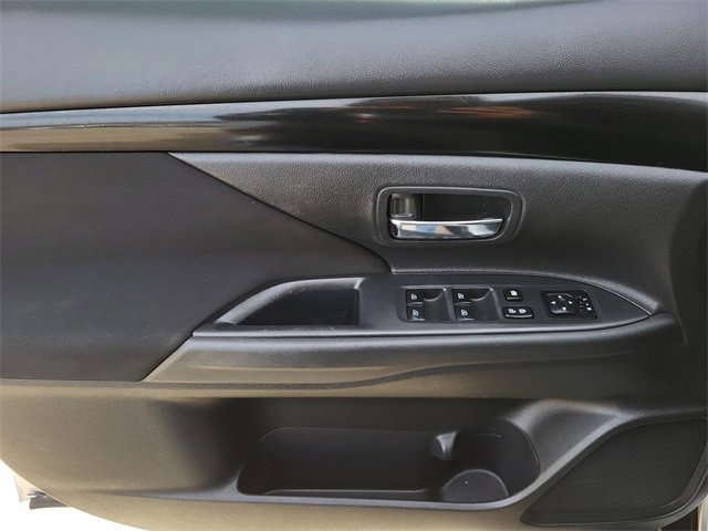 Used 2020 Mitsubishi Outlander ES image 16