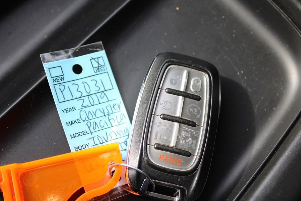 Used 2019 Chrysler Pacifica Touring-L image 36