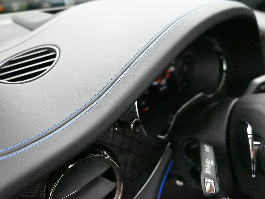 Used 2025 Bentley Bentayga image 31