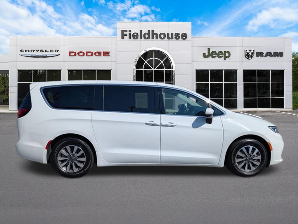 Used 2023 Chrysler Pacifica Touring-L FWD image 4