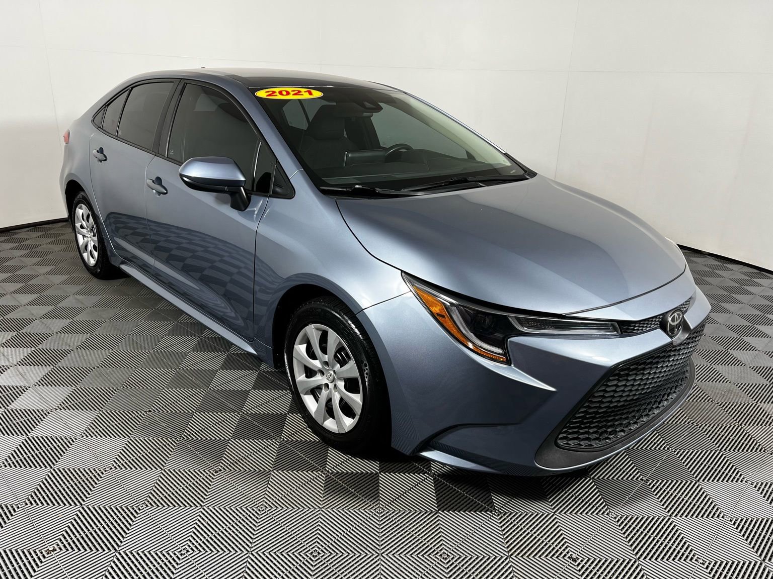 Used 2021 Toyota Corolla LE image 3