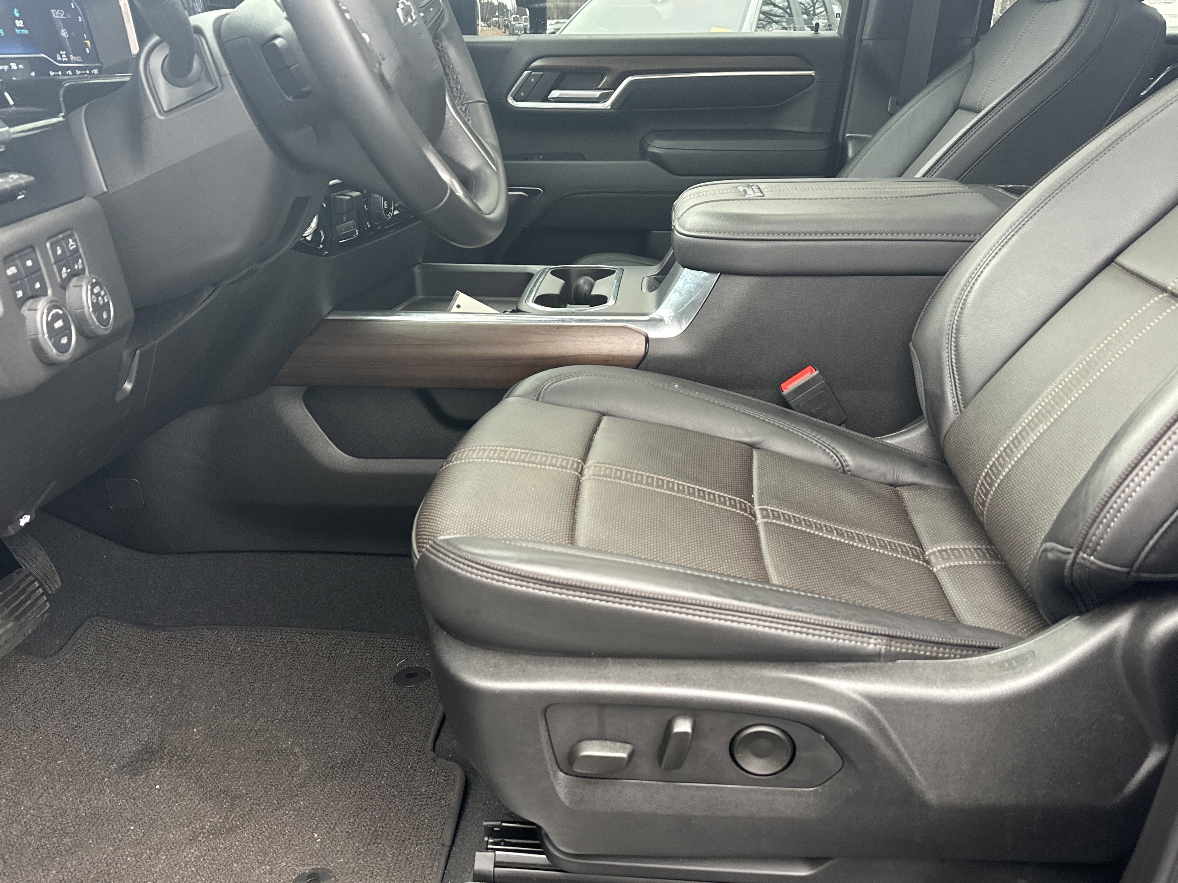 Used 2024 Chevrolet Silverado 2500 High Country w/ Midnight Edition image 9