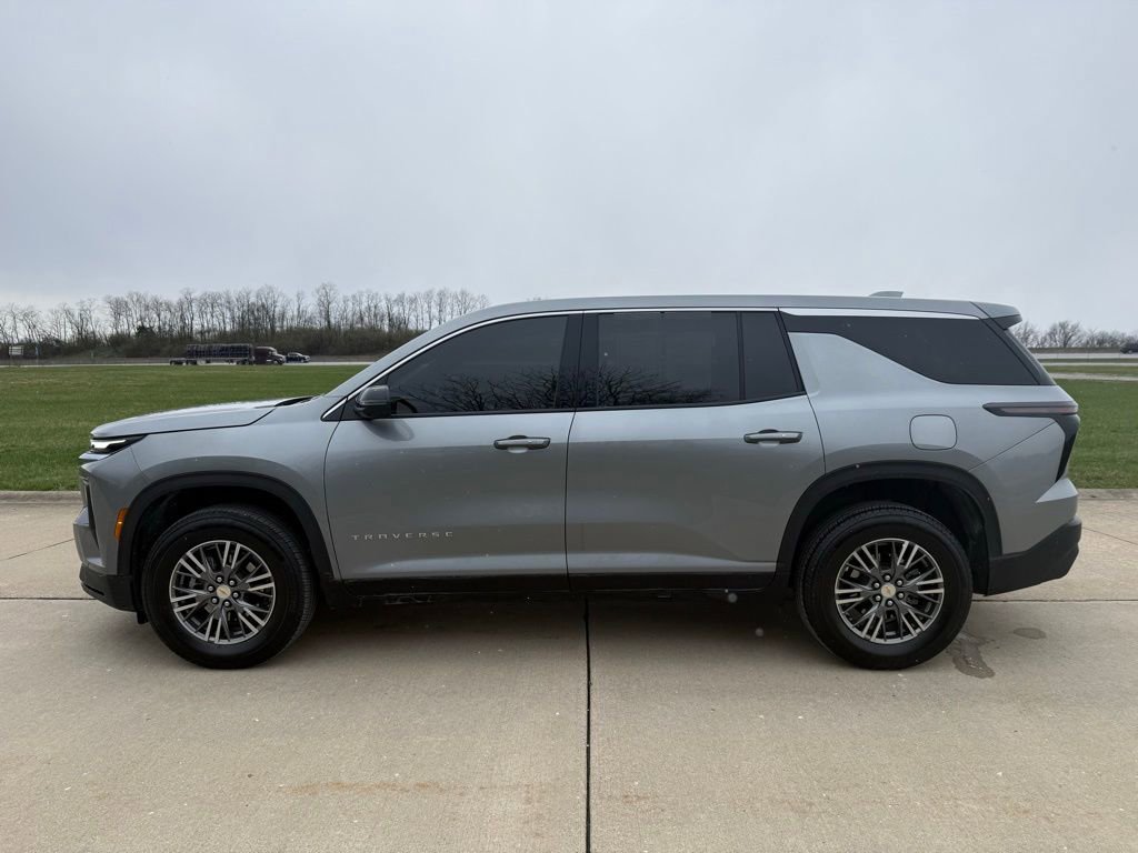 Used 2024 Chevrolet Traverse LS image 8