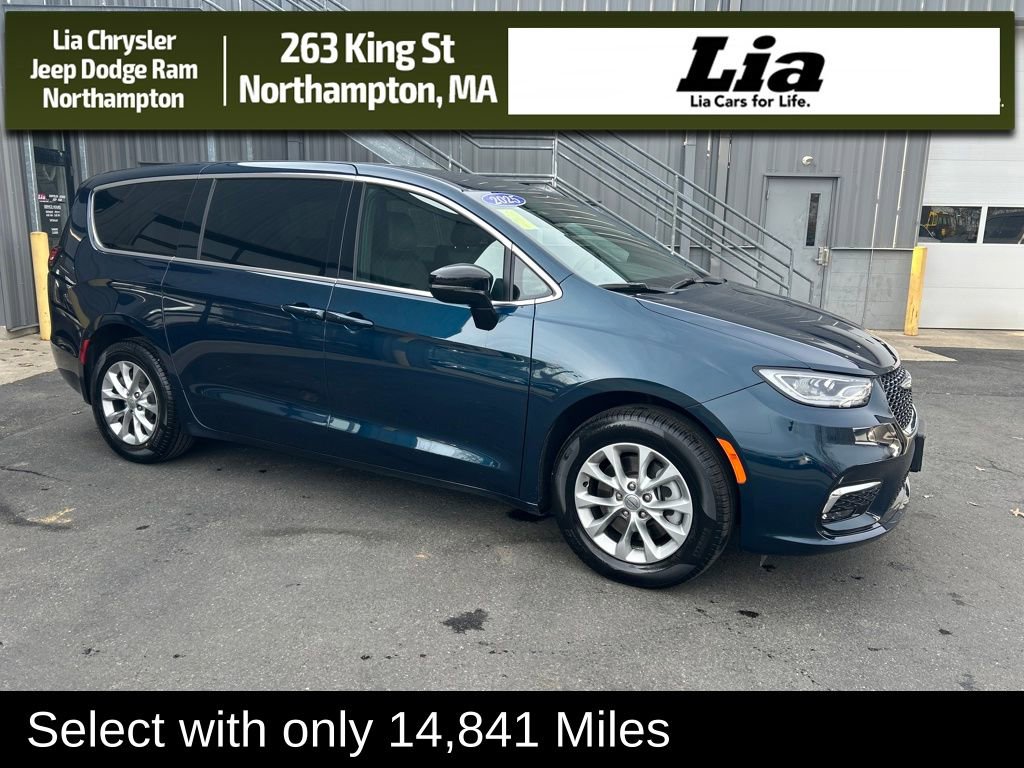 Used 2025 Chrysler Pacifica Select