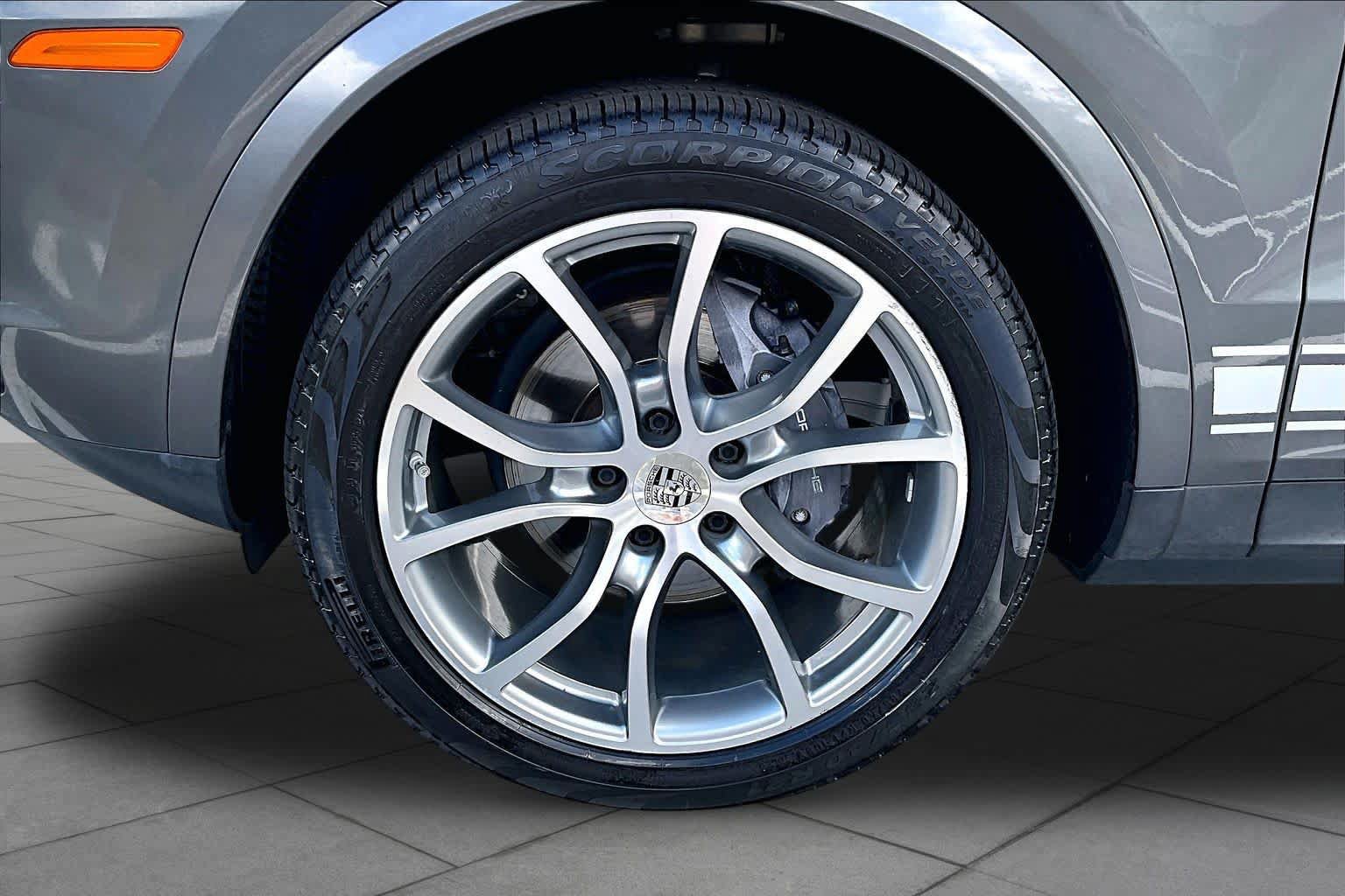 Used 2020 Porsche Cayenne AWD/4WD image 10