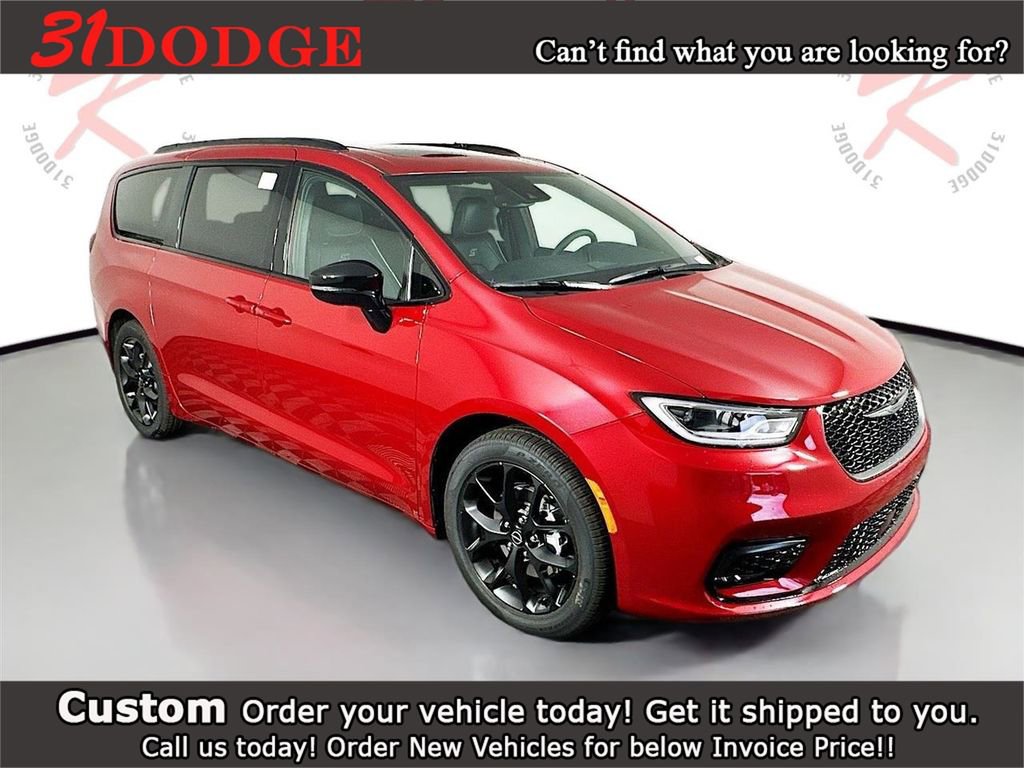 New 2026 Chrysler Pacifica Limited w/ Uconnect Theater Family Group