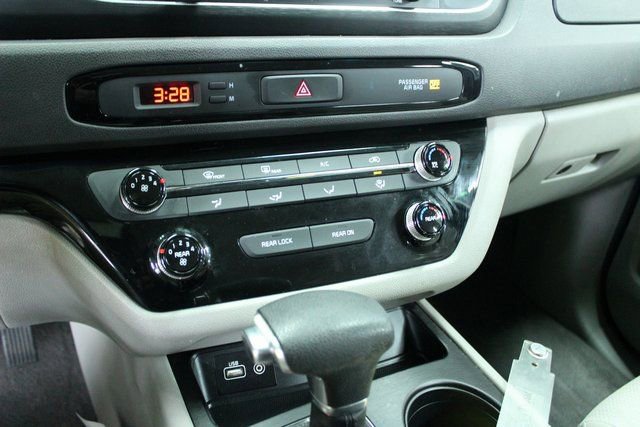 Used 2018 Kia Sedona L image 19