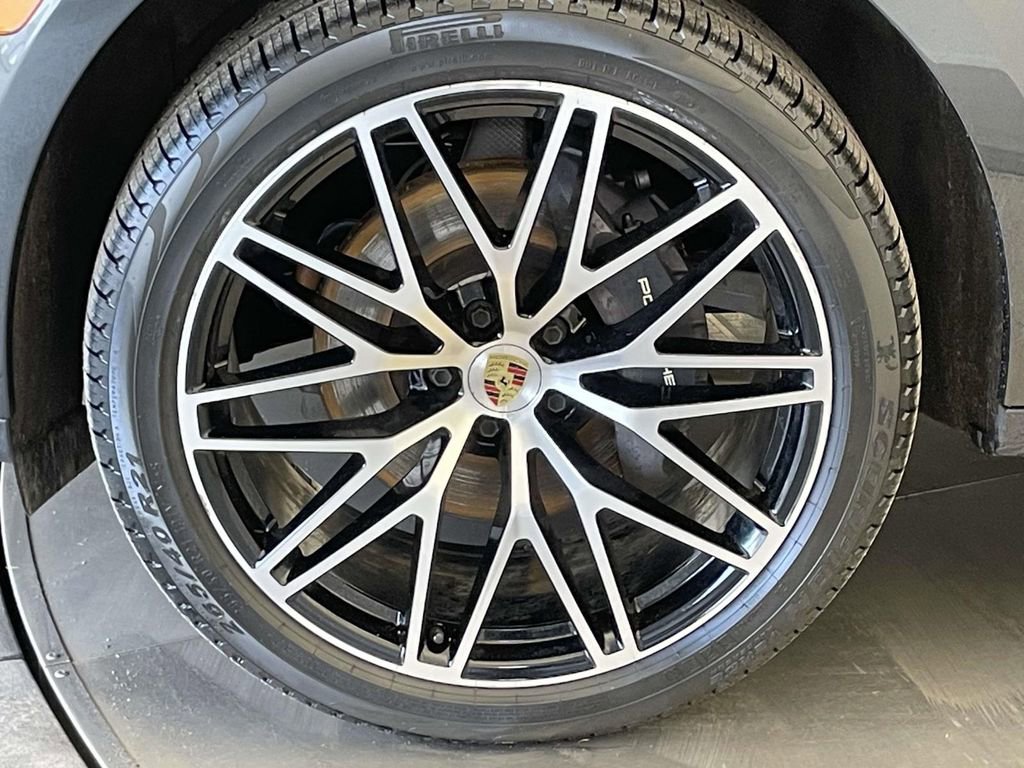 Certified 2025 Porsche Macan image 11