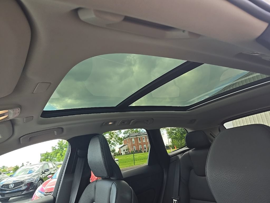 Used 2022 Volvo XC60 B5 Momentum AWD/4WD image 32