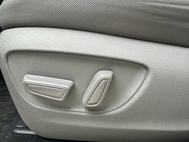 Used 2020 Toyota Highlander L FWD image 17