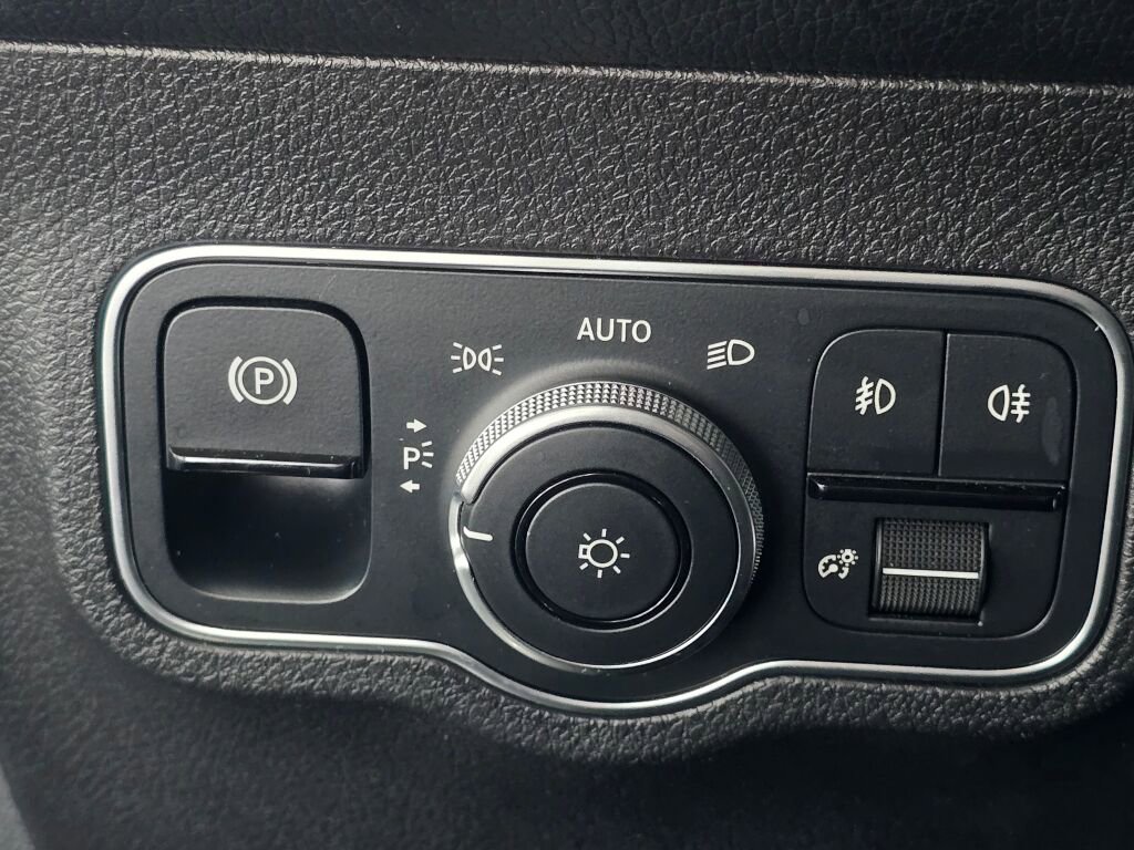 Used 2023 Mercedes-Benz GLB 250 4MATIC image 25