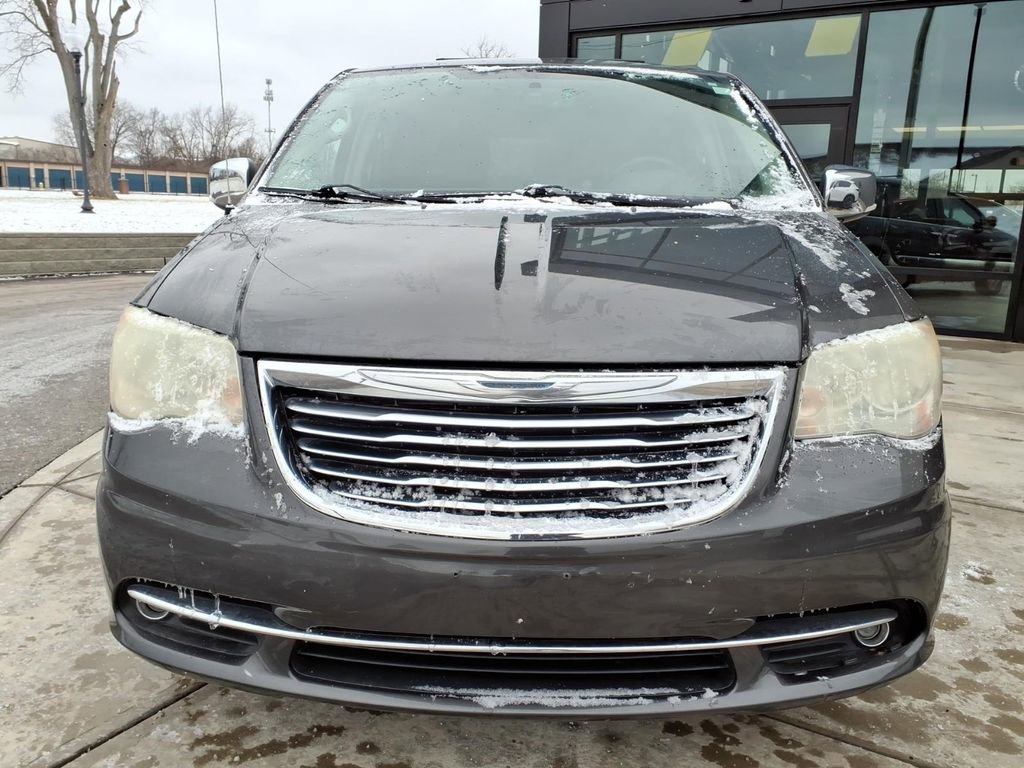 Used 2014 Chrysler Town & Country Touring-L image 2