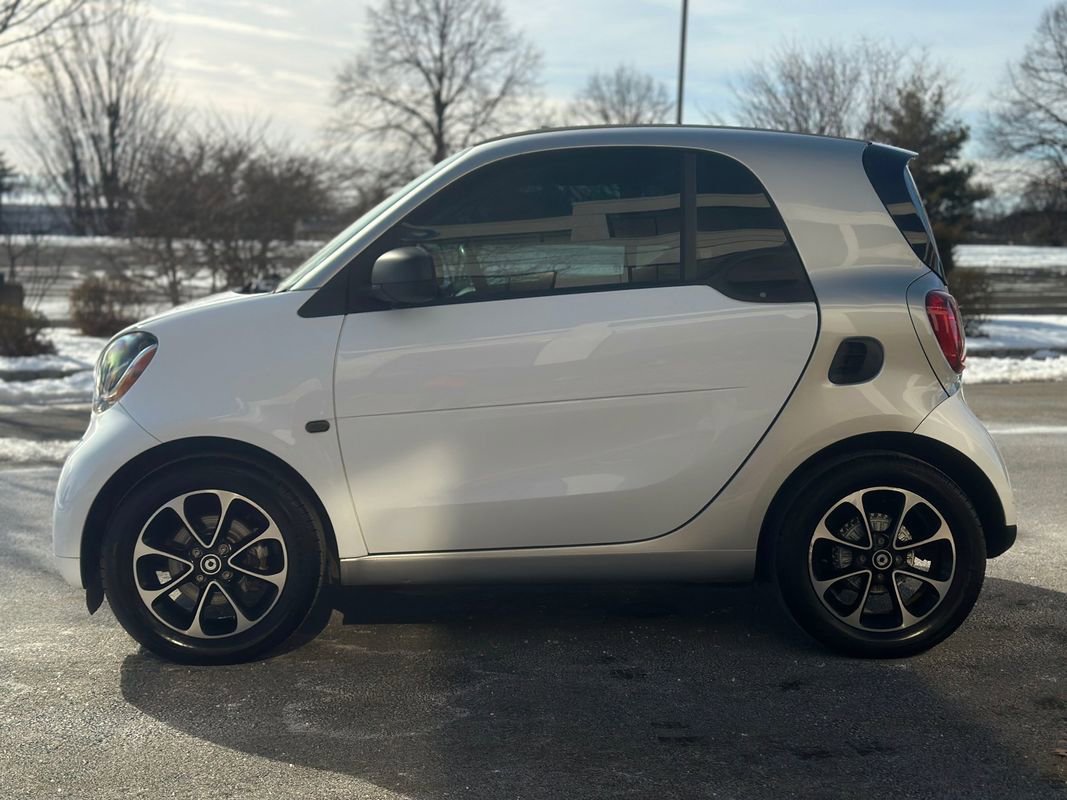 Used 2017 smart fortwo pure image 4